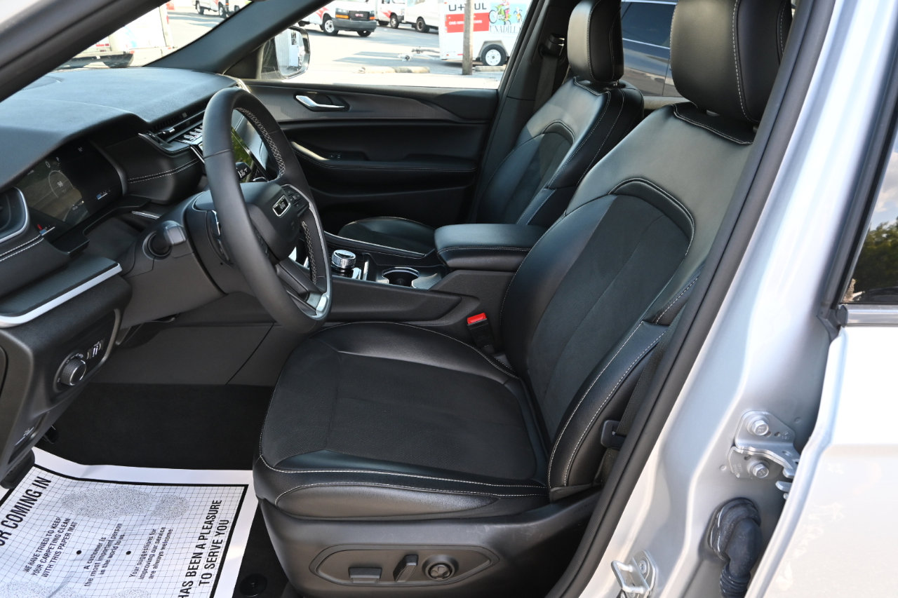 Used 2024 Jeep Grand Cherokee L Laredo image 17