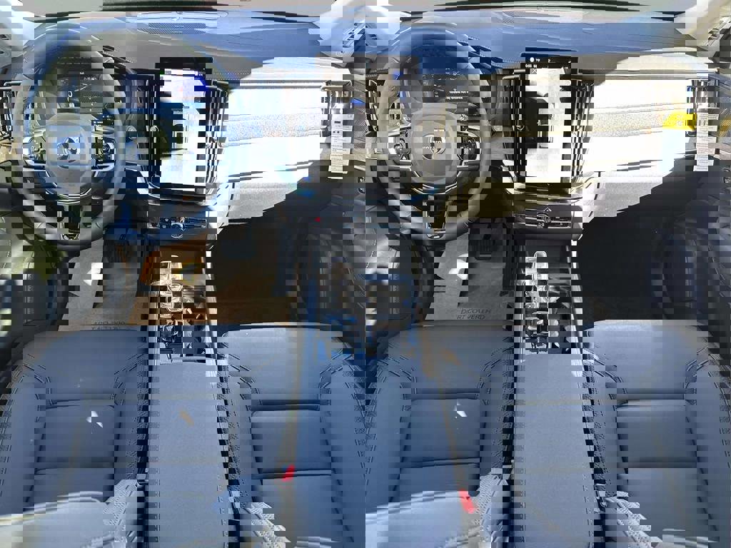 New 2025 Volvo XC90 T8 Plus w/ Protection Package Premier image 2