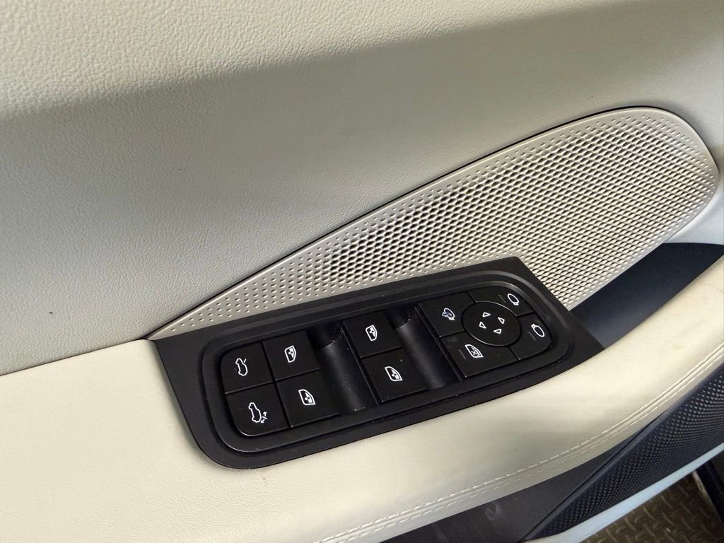 Certified 2025 Porsche Macan Turbo Electric image 9