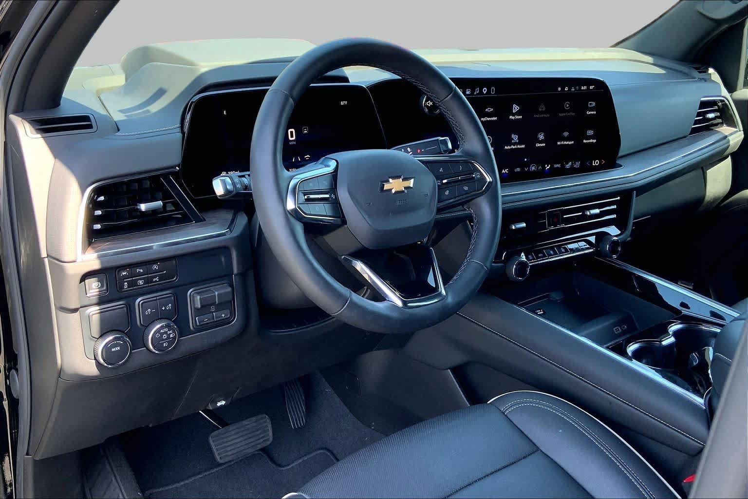 Used 2025 Chevrolet Suburban Premier RWD image 17
