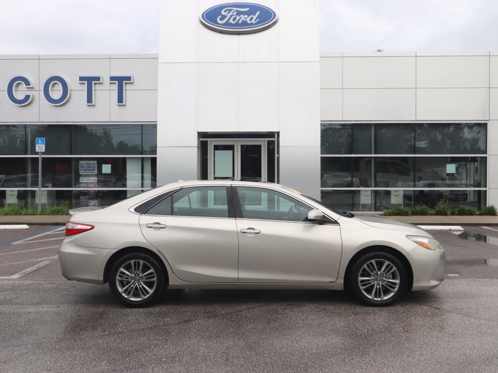 Used 2016 Toyota Camry SE w/ Moonroof Package FWD image 15