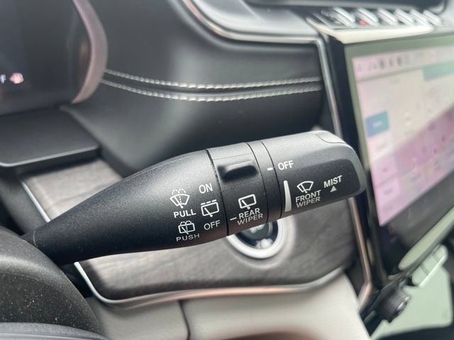 Used 2023 Jeep Grand Cherokee Overland AWD/4WD image 26