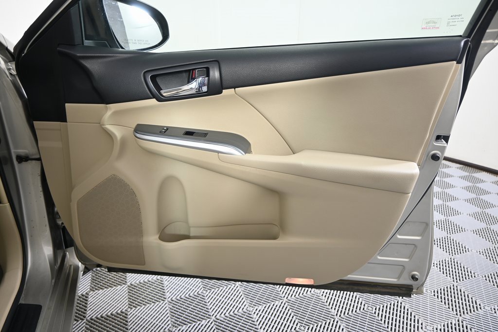 Used 2014 Toyota Camry LE image 12