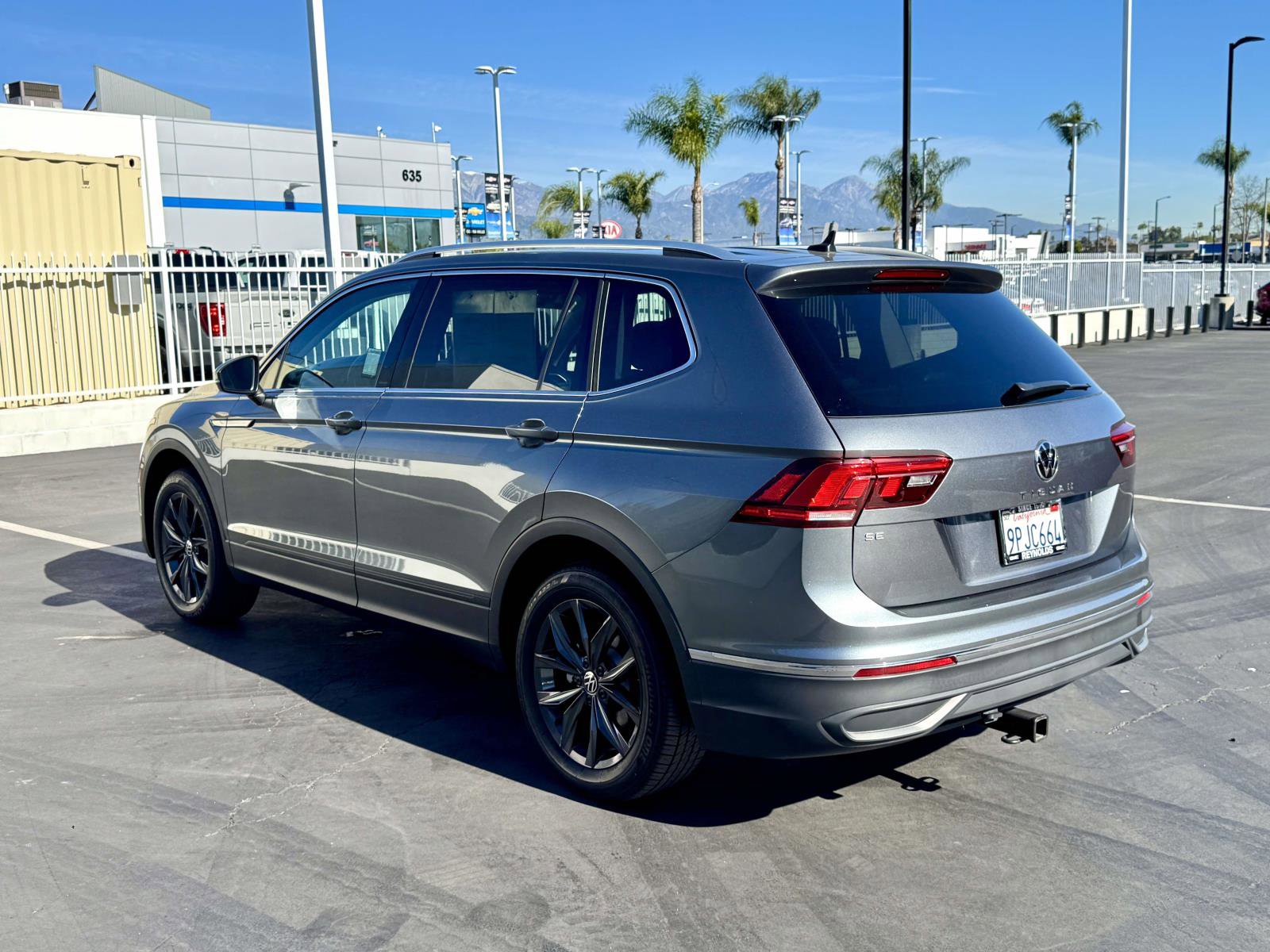 Used 2024 Volkswagen Tiguan SE w/ Panoramic Sunroof Package image 7