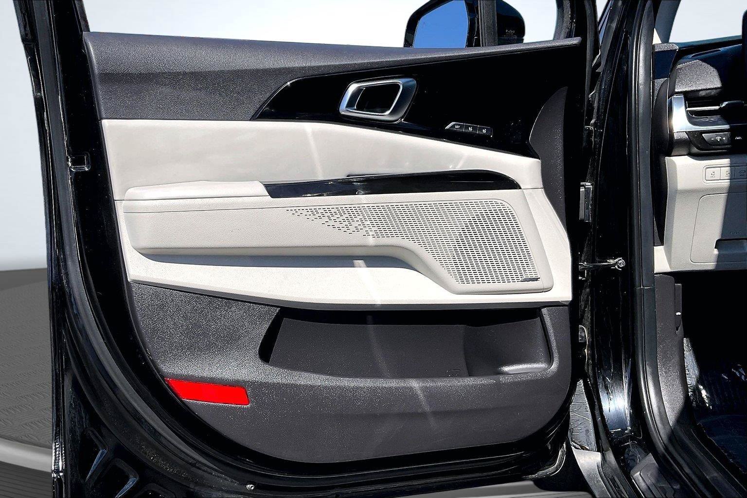Used 2023 Kia Carnival SX Prestige FWD image 23