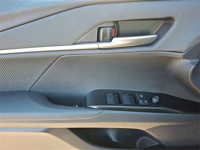 Used 2025 Toyota Camry SE image 12
