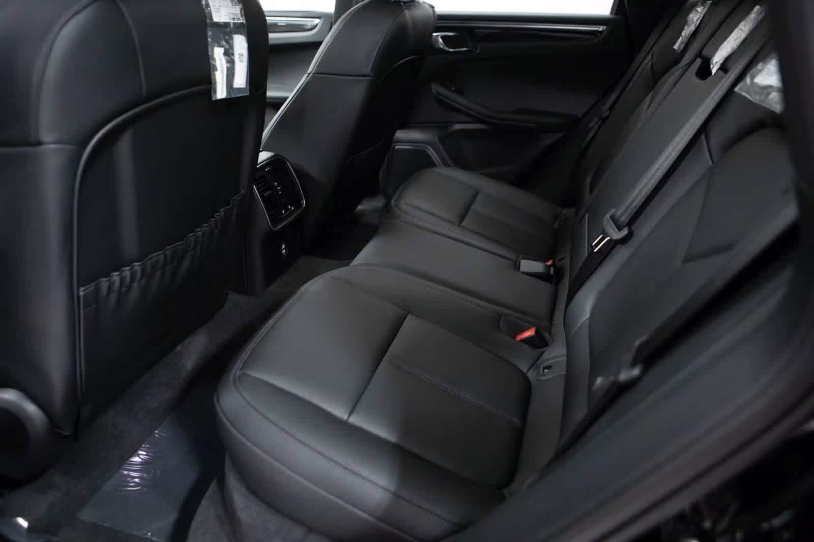 Certified 2026 Porsche Macan AWD/4WD image 35