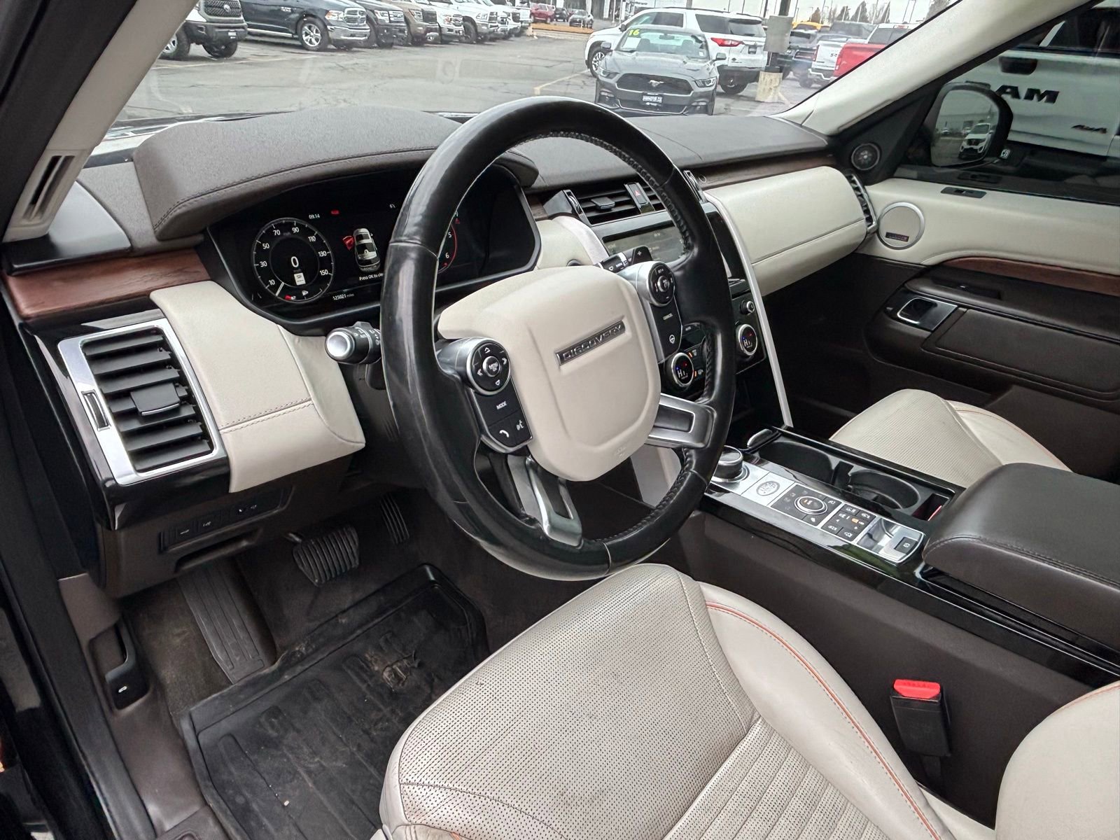 Used 2018 Land Rover Discovery HSE Luxury image 13