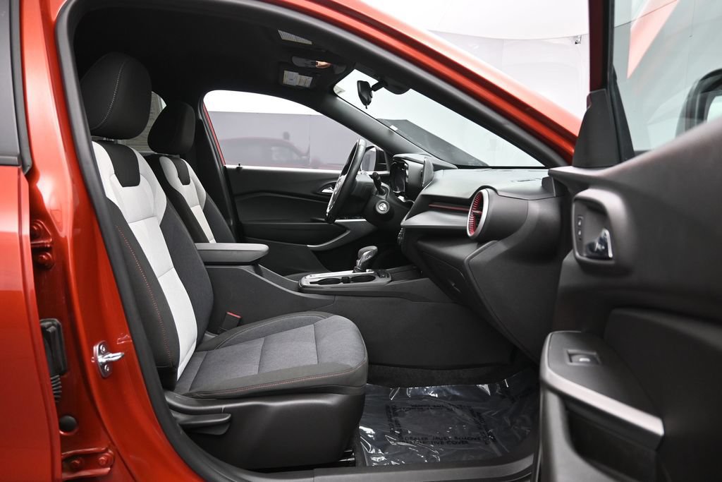 Used 2024 Chevrolet Trax RS FWD image 28