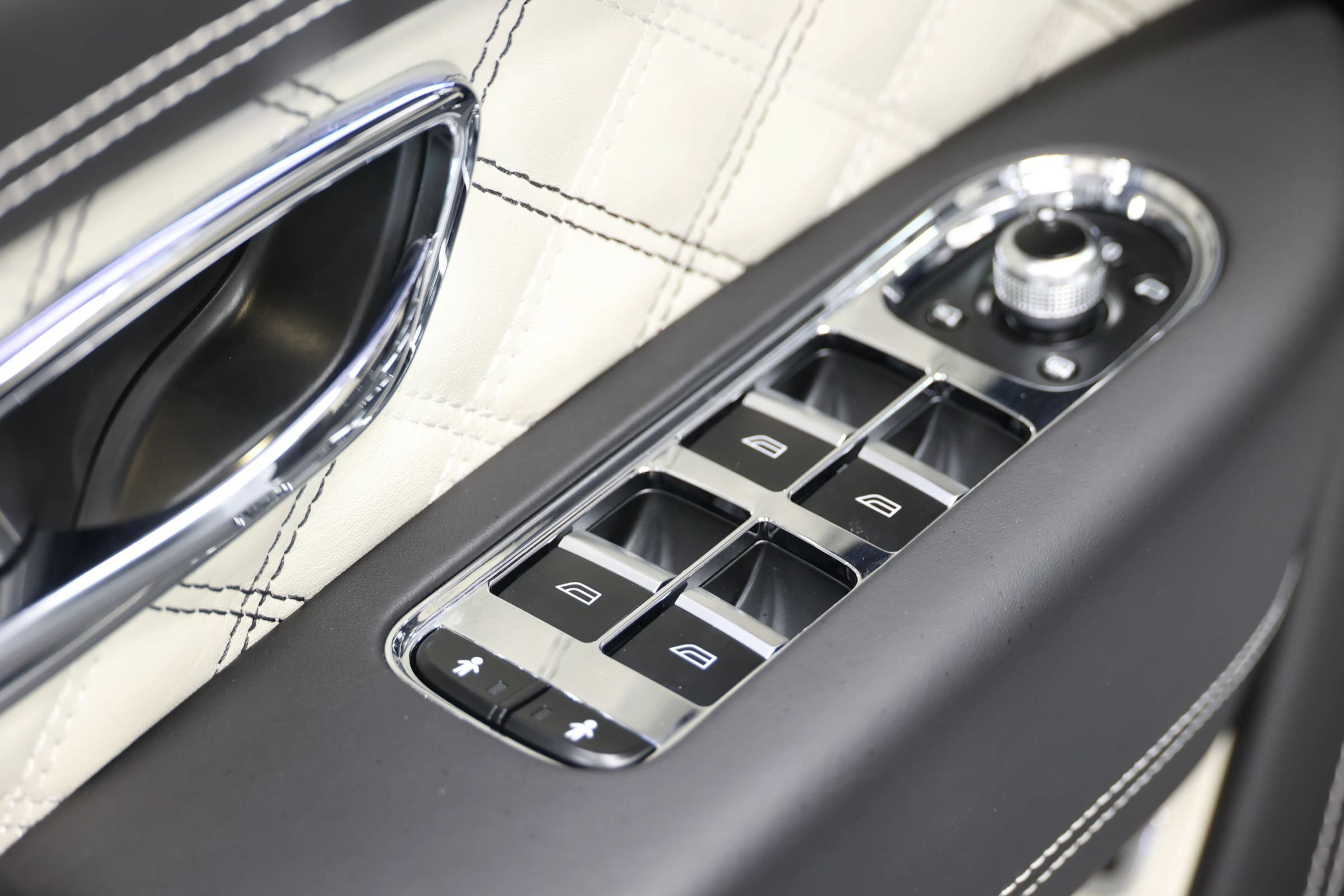 Used 2021 Bentley Bentayga w/ First Edition Specification AWD/4WD image 12