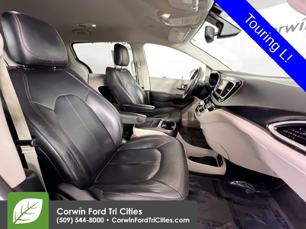 Used 2020 Chrysler Pacifica Touring-L FWD image 18