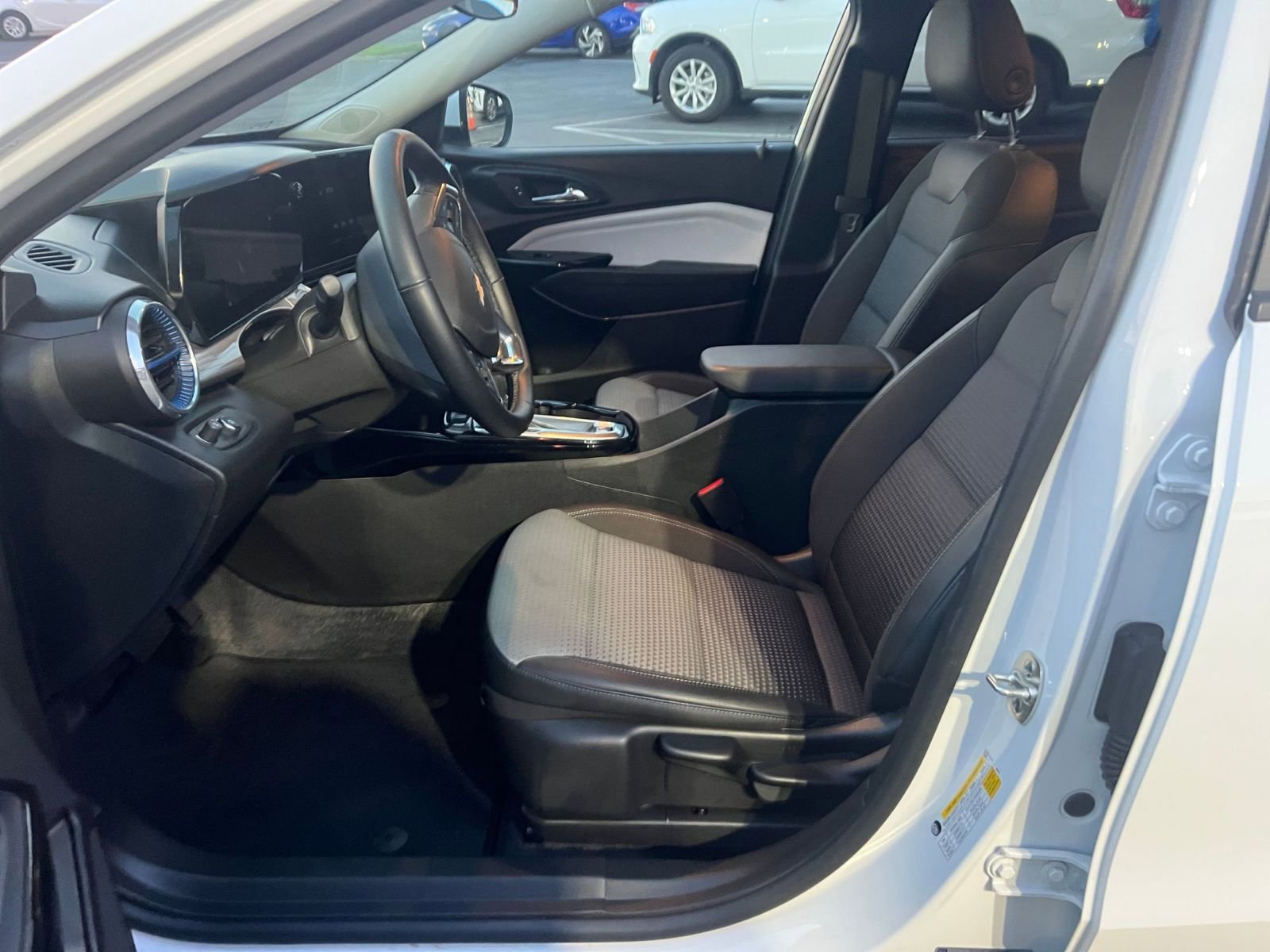 Used 2025 Chevrolet Trax LT w/ LT Convenience Package image 27