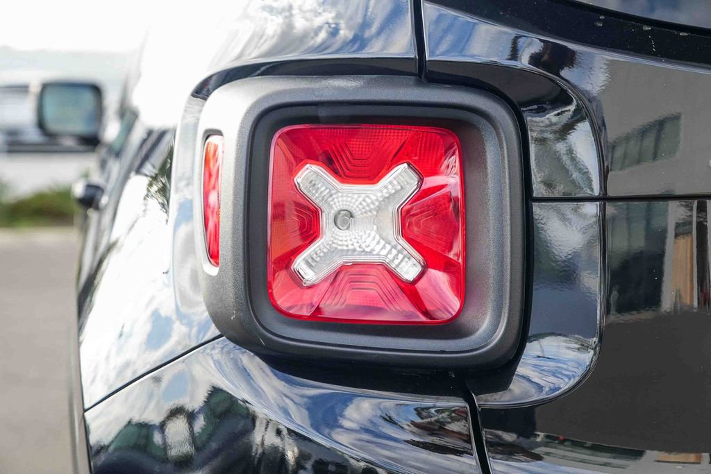 Used 2023 Jeep Renegade Altitude image 9