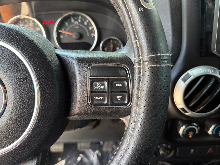 Used 2015 Jeep Wrangler Unlimited Rubicon w/ Connectivity Group AWD/4WD image 27