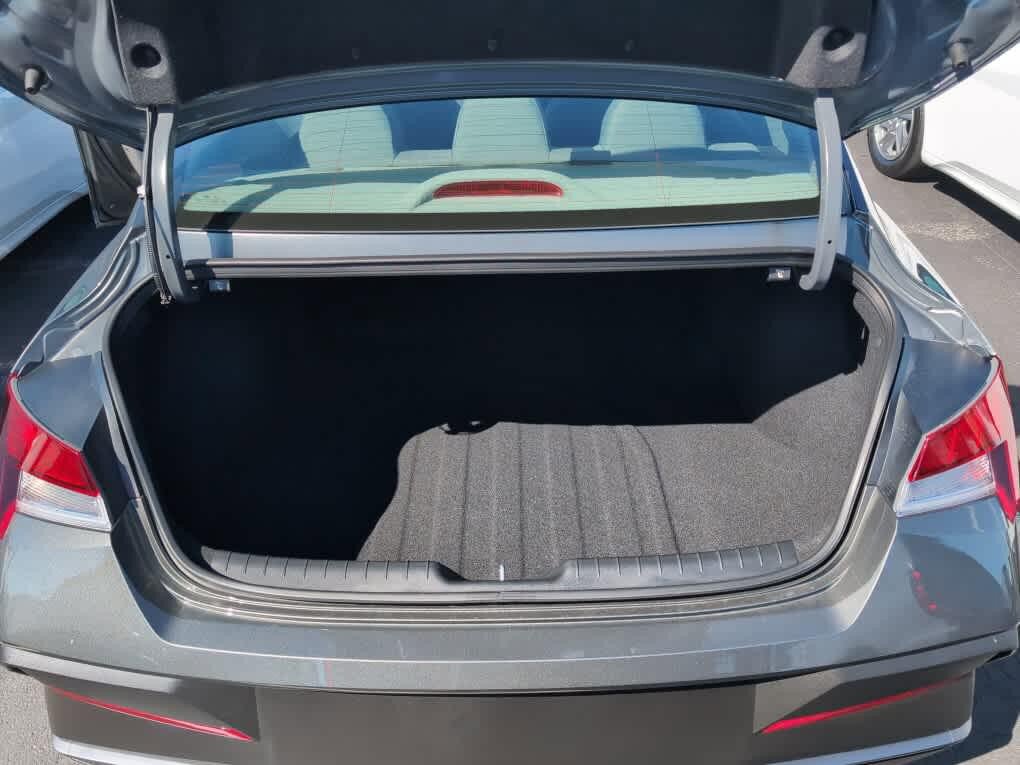 New 2026 Hyundai Elantra SE FWD image 21