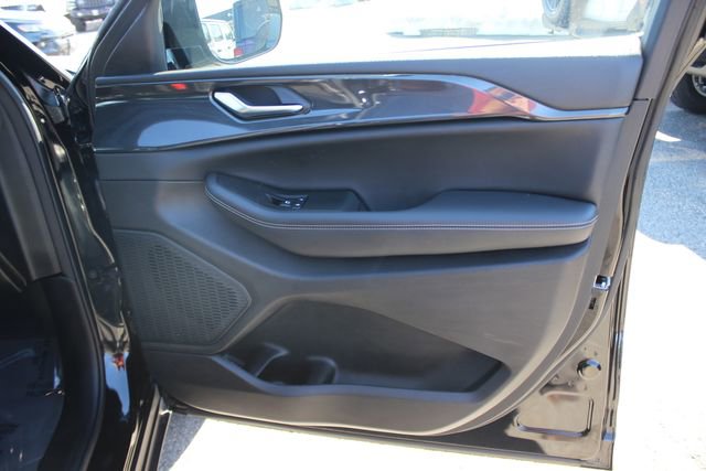 Used 2023 Jeep Grand Cherokee Altitude image 31