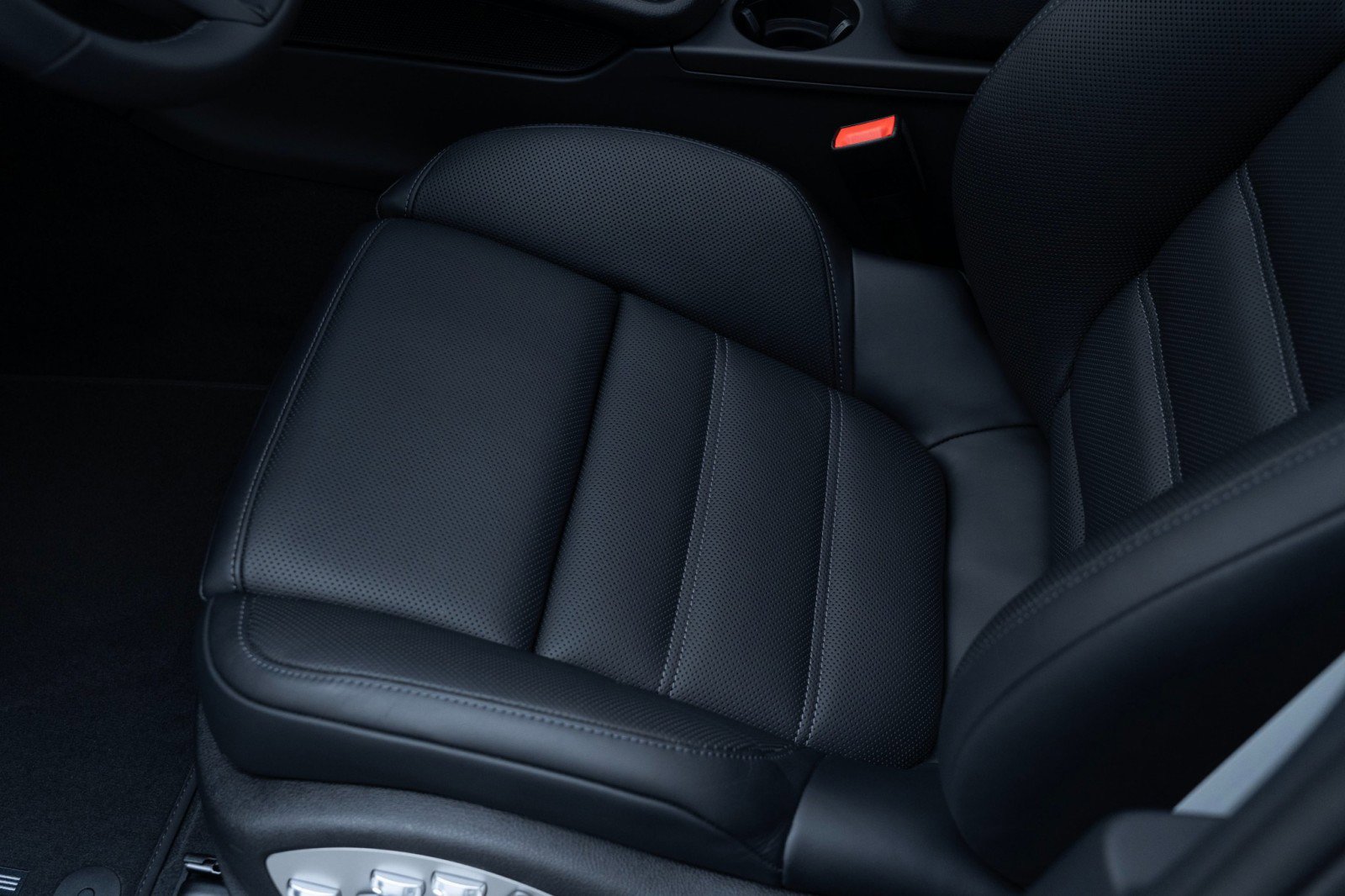 New 2025 Porsche Macan image 16