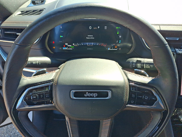 Used 2023 Jeep Grand Cherokee Summit w/ Luxury Tech Group V AWD/4WD image 4