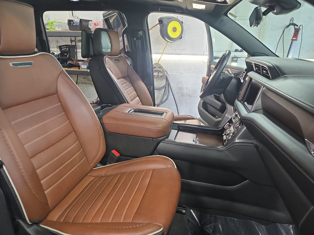 Used 2023 GMC Yukon XL Denali Ultimate AWD/4WD image 10