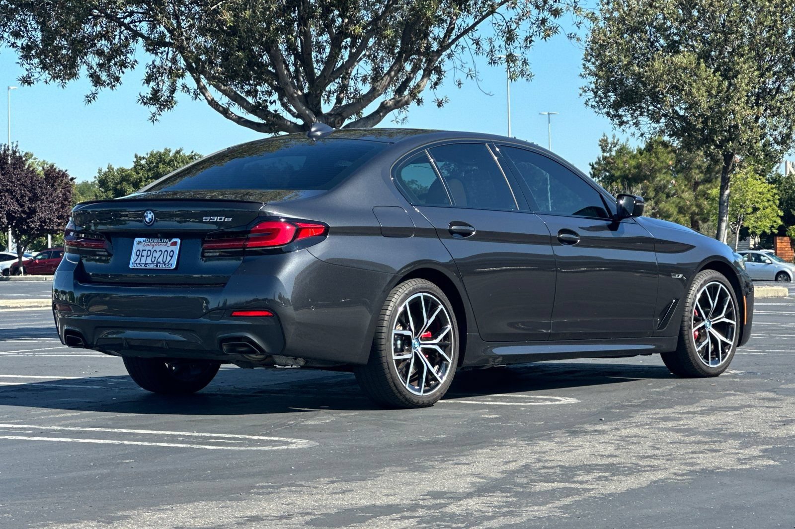 Used 2023 BMW 530e w/ M Sport Package RWD image 4