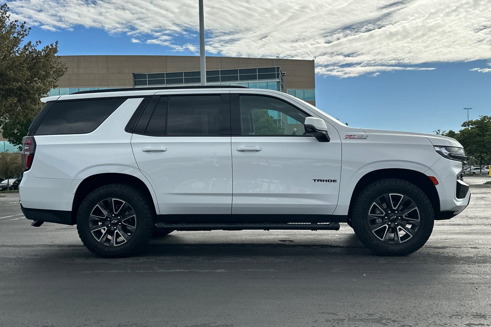Used 2022 Chevrolet Tahoe Z71 w/ Z71 Off-Road Package AWD/4WD image 3