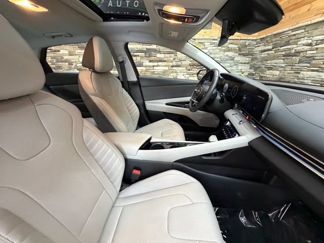 Used 2023 Hyundai Elantra Limited w/ Preferred Accessory Package FWD image 17