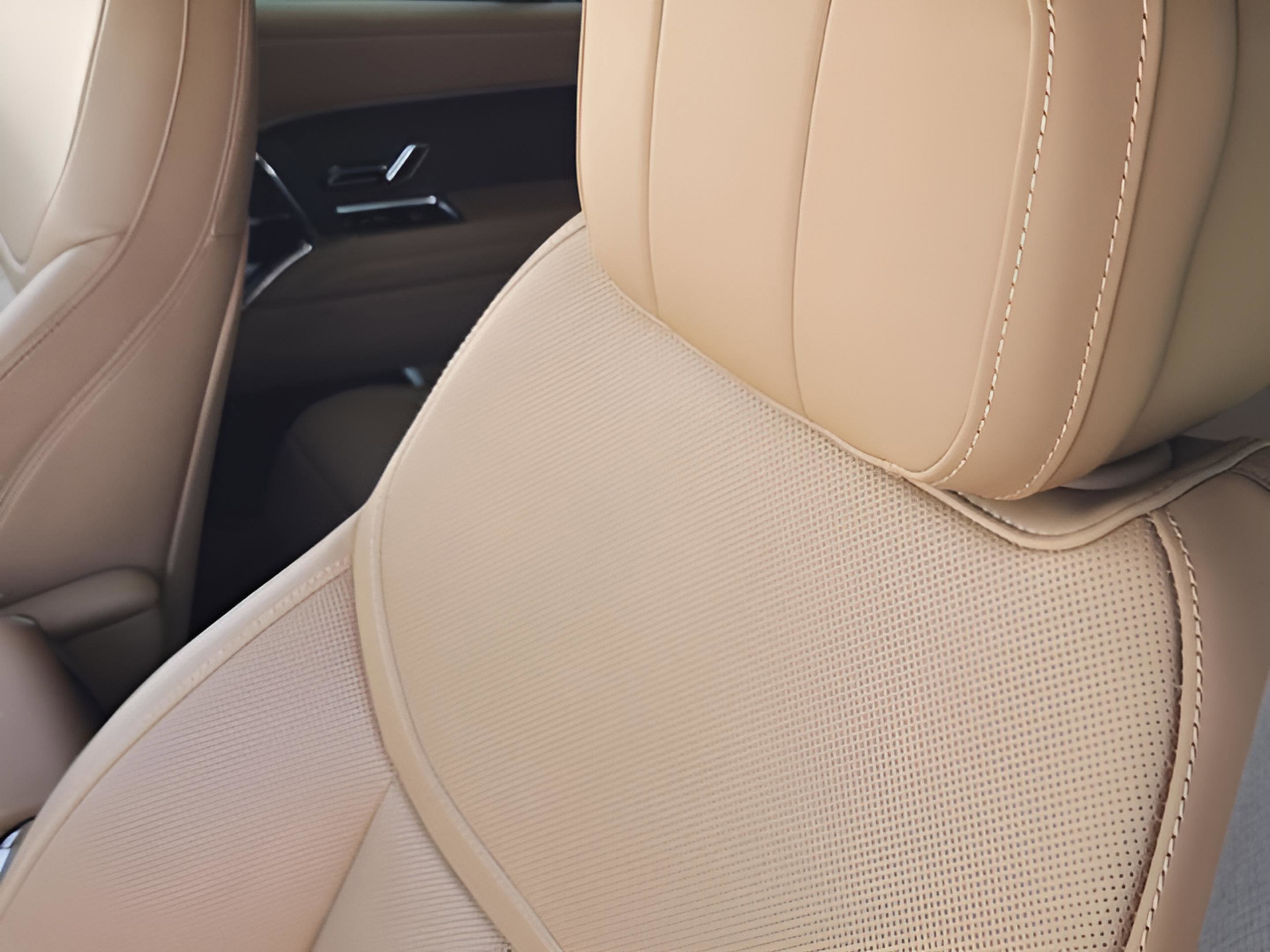 Certified 2025 Land Rover Range Rover SE image 11