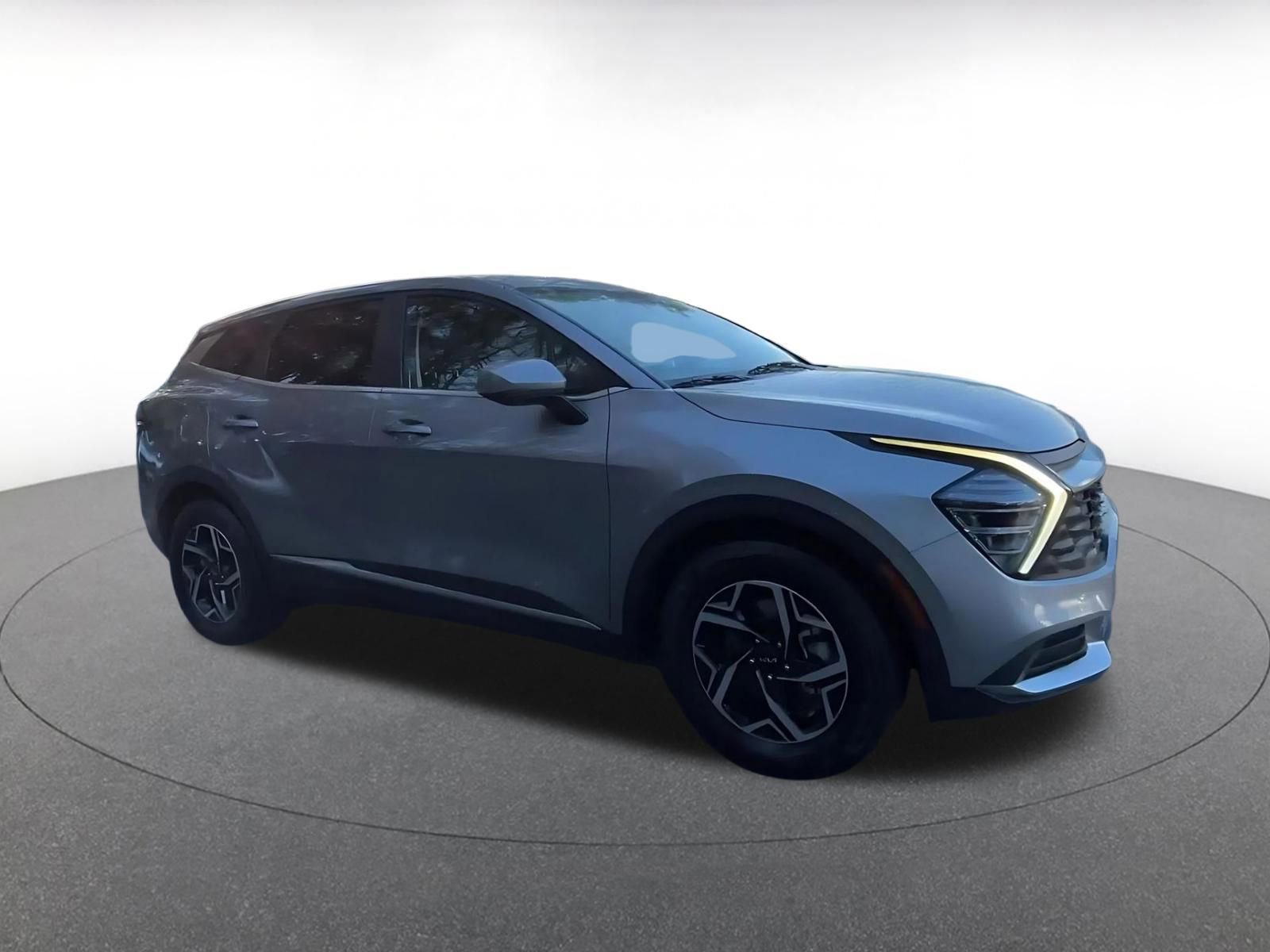 Used 2025 Kia Sportage LX image 2
