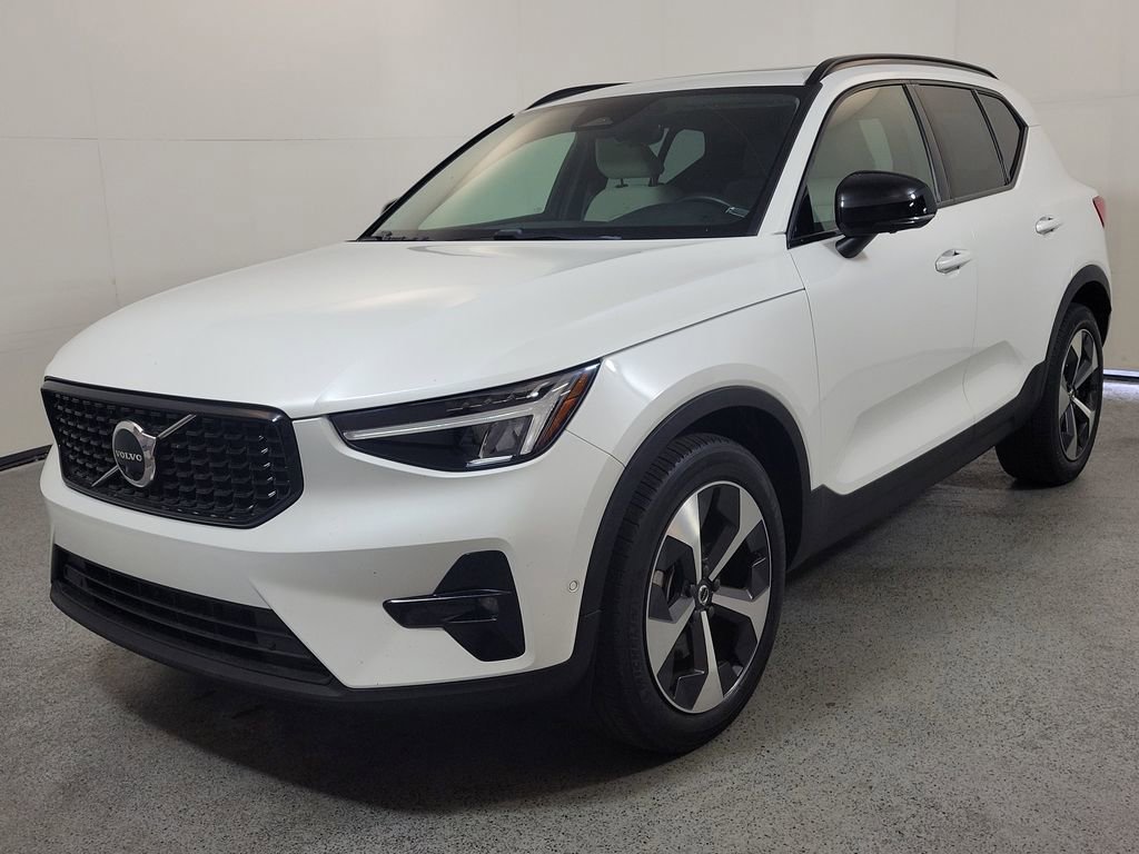 Used 2023 Volvo XC40 B4 Ultimate FWD image 3