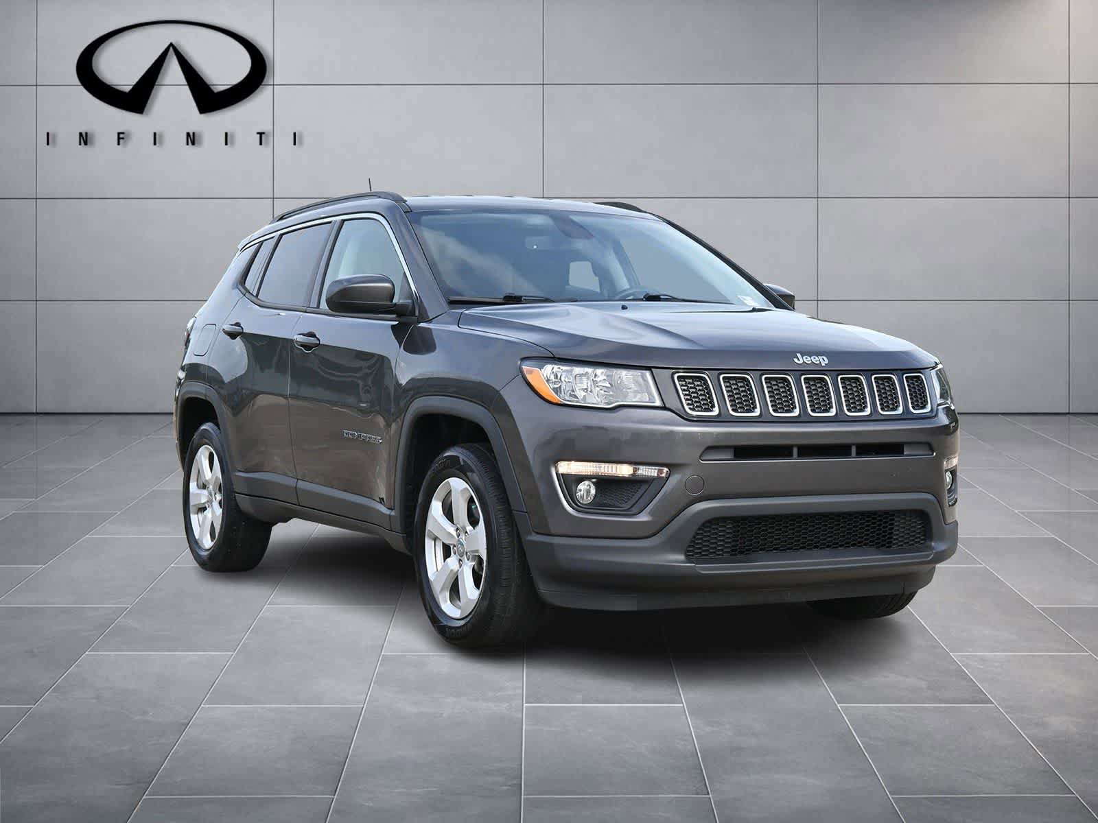 Used 2019 Jeep Compass Latitude w/ Popular Equipment Group AWD/4WD image 3