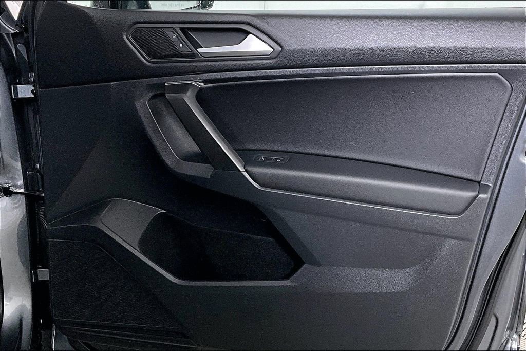 Used 2021 Volkswagen Tiguan SE w/ Panoramic Sunroof Package image 24