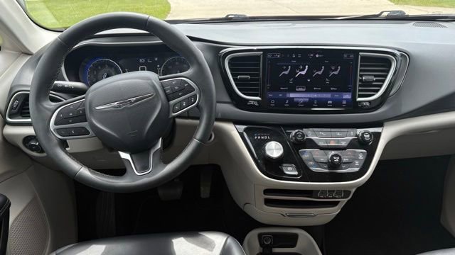 Used 2023 Chrysler Pacifica Touring-L FWD image 3