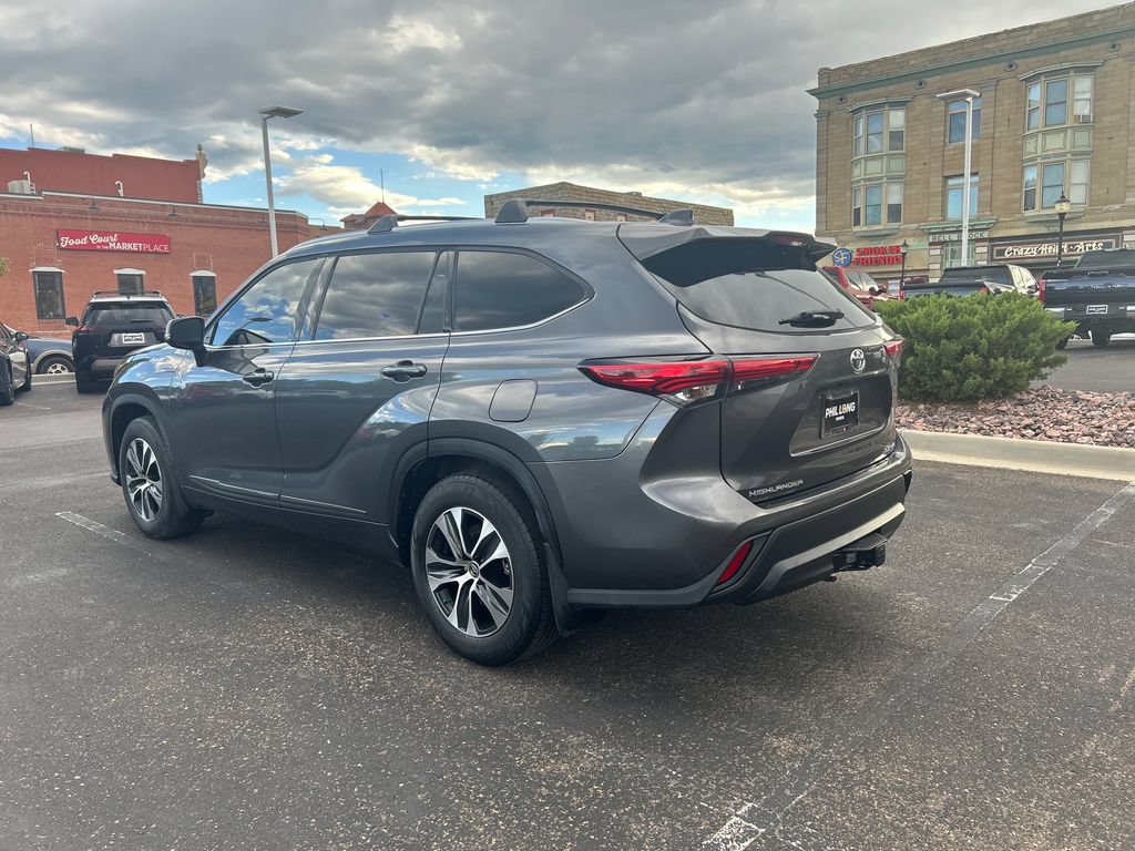 Used 2020 Toyota Highlander XLE AWD/4WD image 4