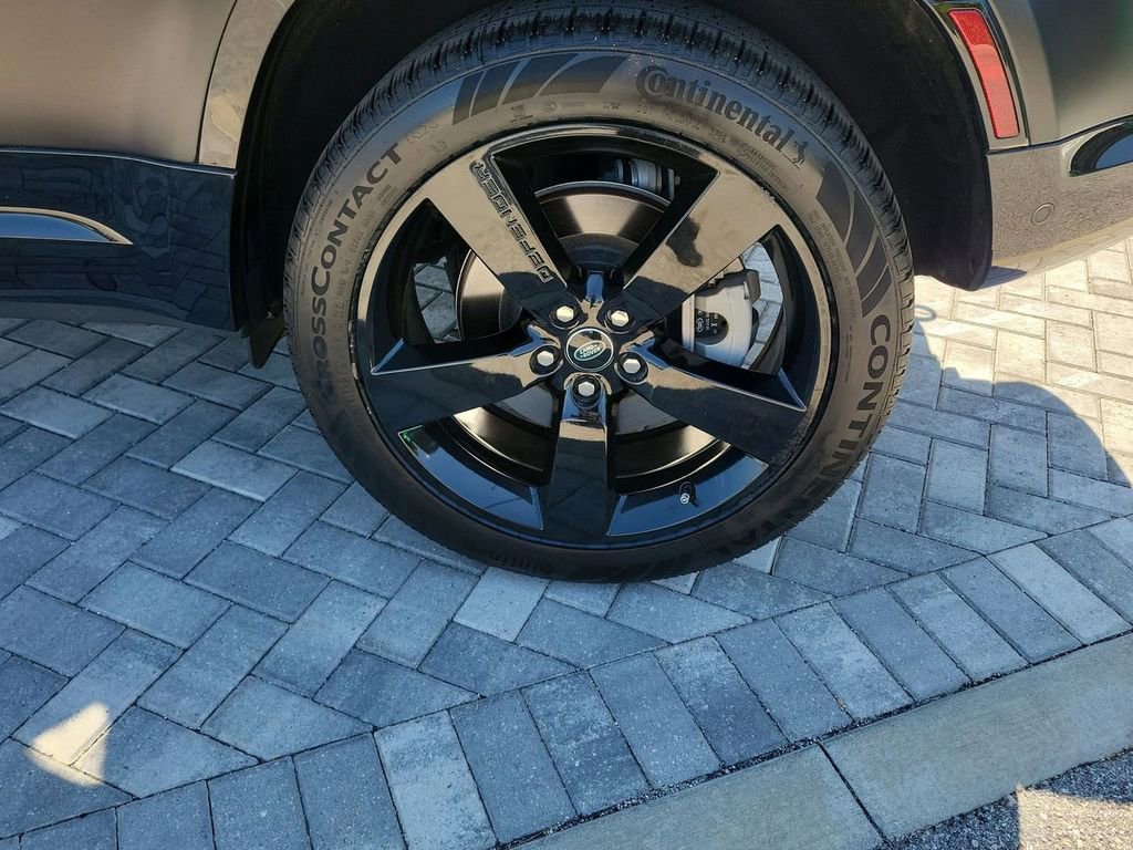 Used 2024 Land Rover Defender 110 X-Dynamic SE image 13