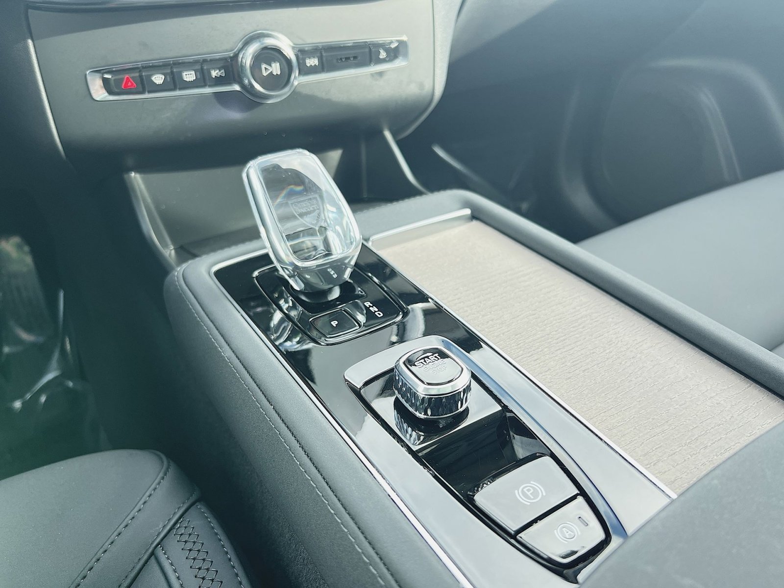 Certified 2025 Volvo XC90 B6 Plus AWD/4WD image 30