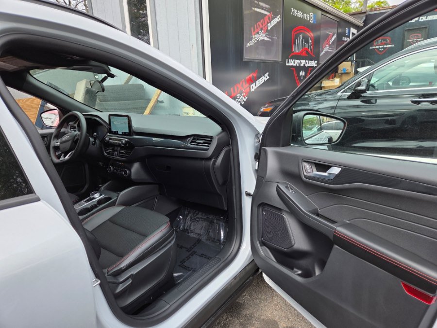 Used 2025 Ford Escape ST-Line FWD image 9