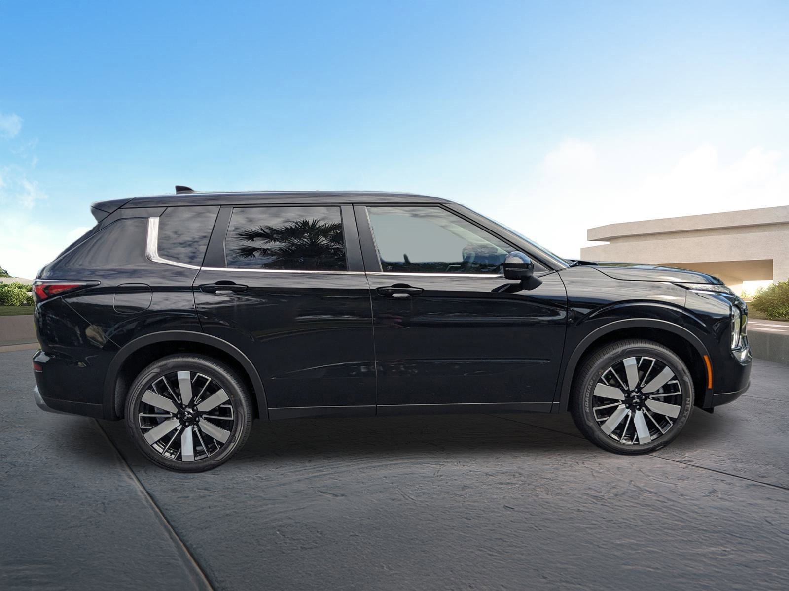 New 2025 Mitsubishi Outlander SE image 3