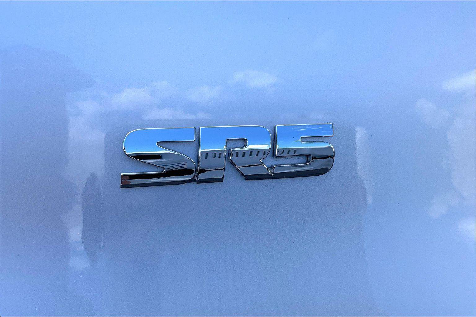 Used 2018 Toyota 4Runner SR5 AWD/4WD image 9