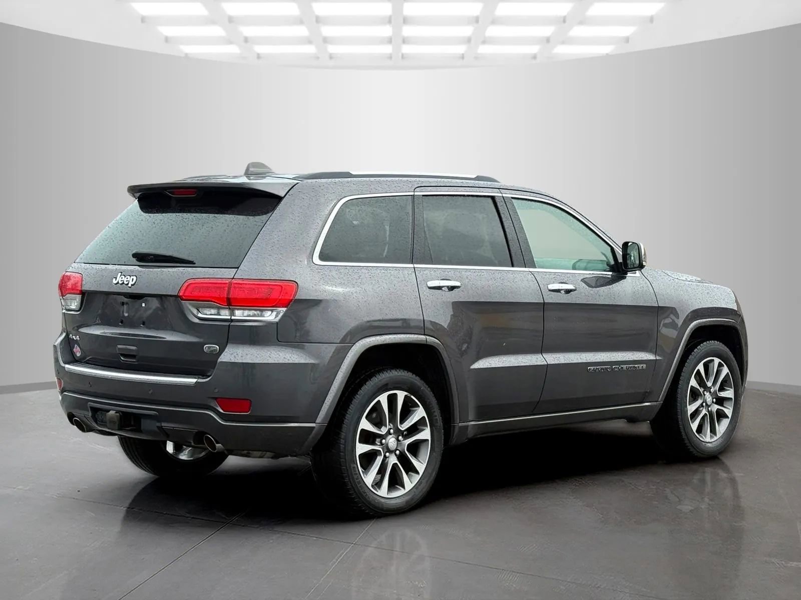 Used 2017 Jeep Grand Cherokee Overland image 3