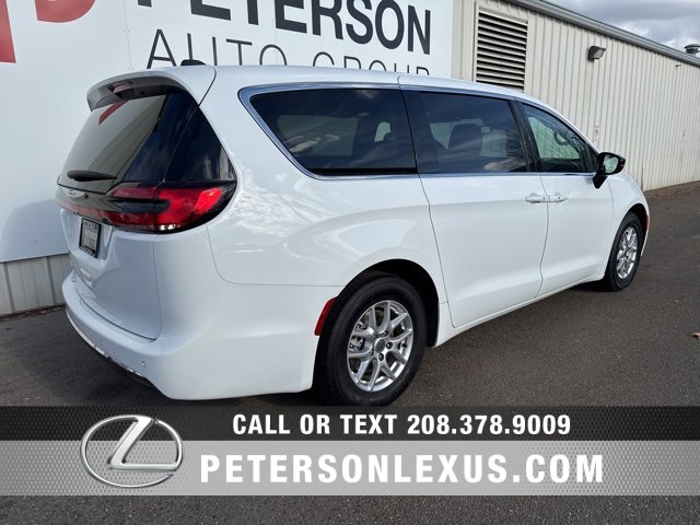 Used 2024 Chrysler Pacifica Touring-L image 3
