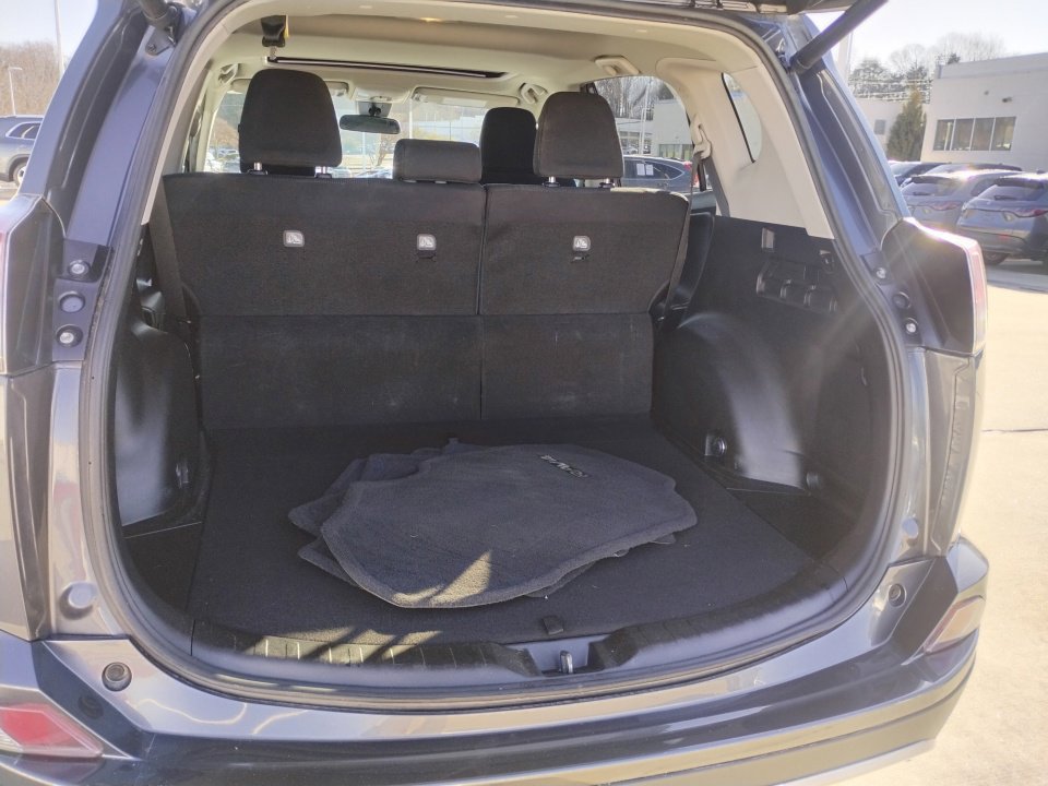 Used 2018 Toyota RAV4 XLE image 18