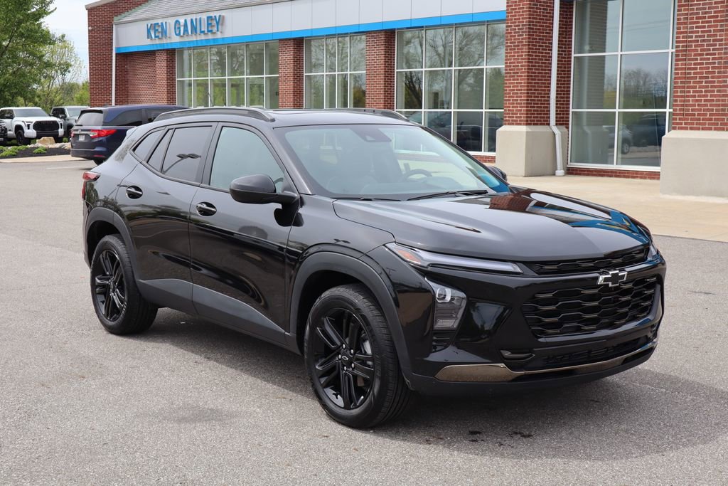 Used 2025 Chevrolet Trax ACTIV w/ Sunroof Package FWD image 2