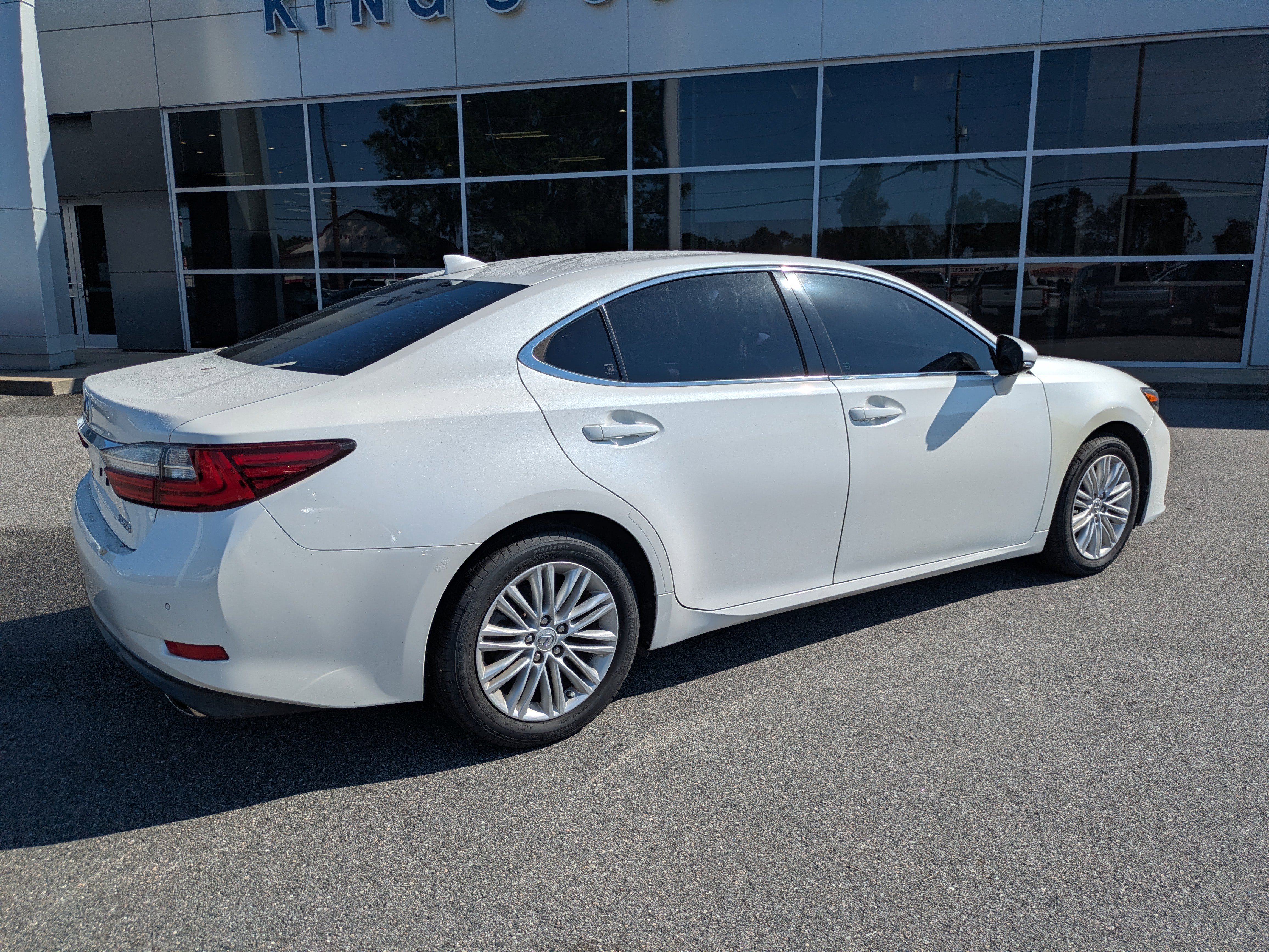 Used 2017 Lexus ES 350 w/ Premium Package FWD image 4