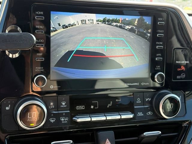 Used 2021 Toyota Highlander XLE AWD/4WD image 16