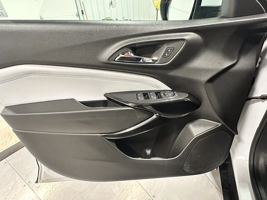 Used 2024 Chevrolet Trax LT w/ Sunroof Package FWD image 17