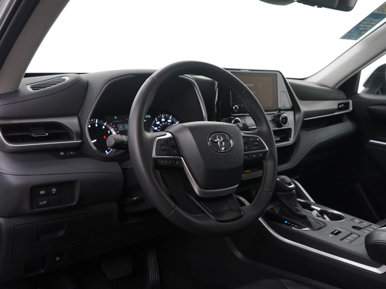 Used 2025 Toyota Highlander XLE AWD/4WD image 25