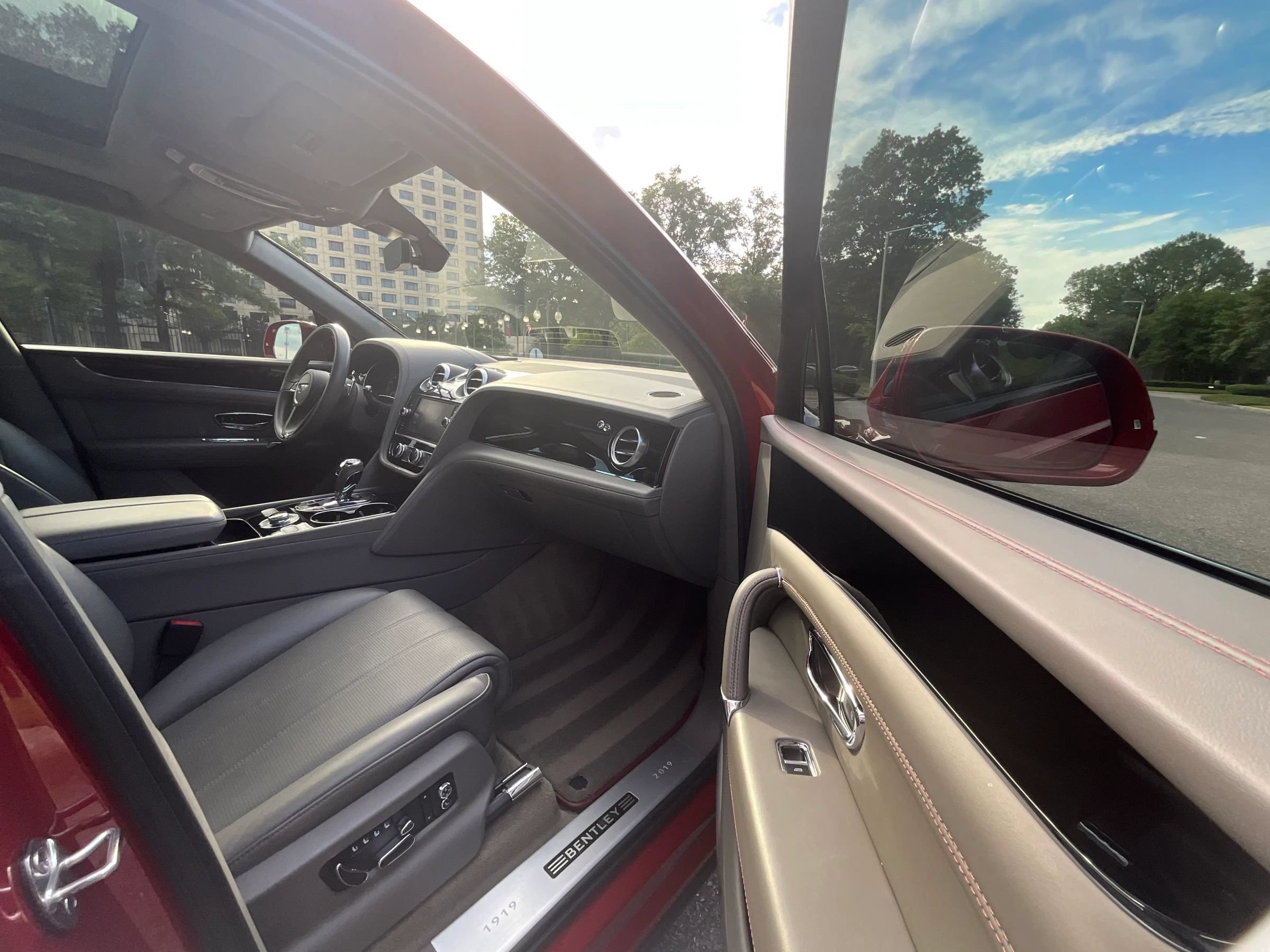 Used 2019 Bentley Bentayga AWD/4WD image 16