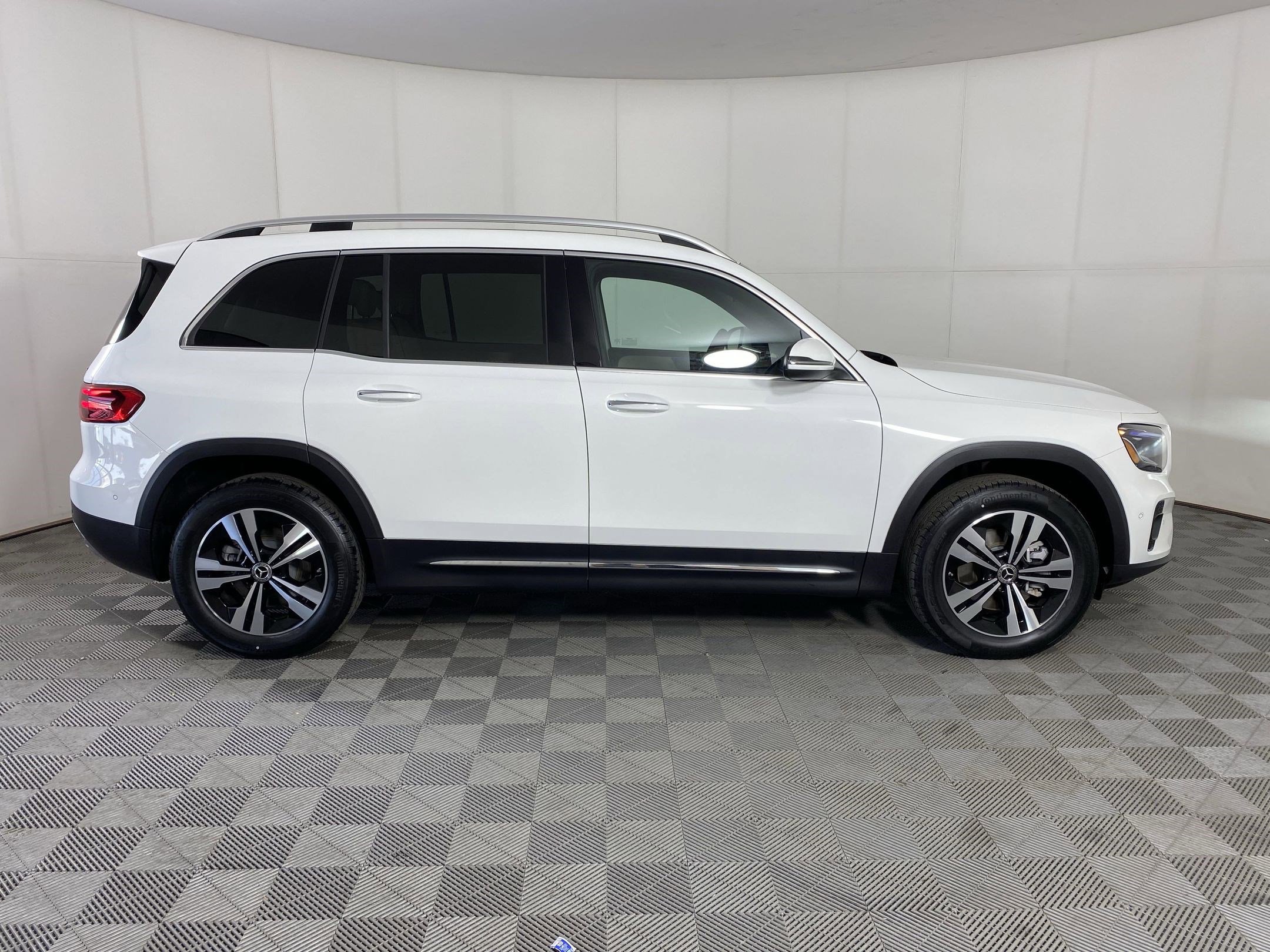 Used 2025 Mercedes-Benz GLB 250 4MATIC image 7