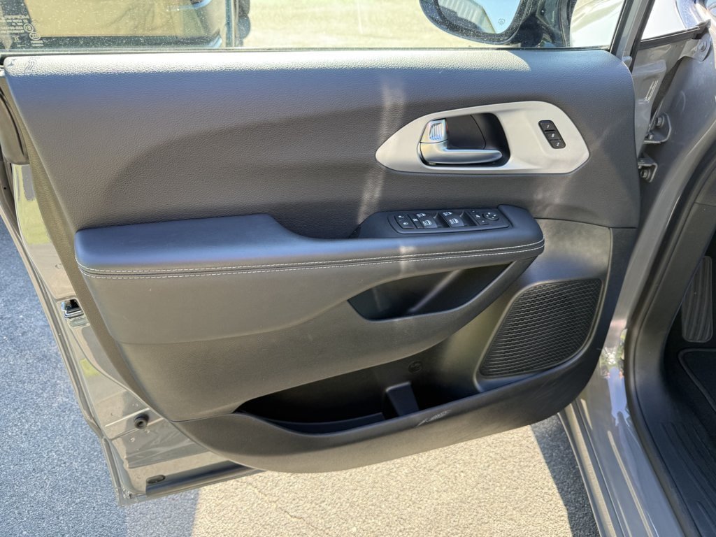 Used 2025 Chrysler Pacifica Limited FWD image 20