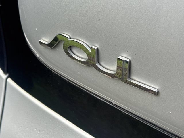 Used 2015 Kia Soul ! FWD image 11